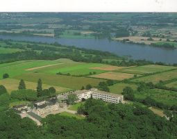 Vue aérienne vers 1980 montrant l'ensemble des bâtiments de l'hôpital