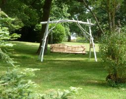 La balancelle de Jean-François Moreau qui permet de se reposer à l'ombre près du jardin anglais.