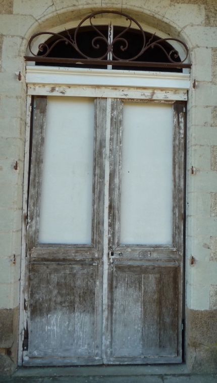 Porte principale du château à restaurer